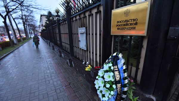 Цветы в память о погибших в посольстве России в Кыргызстане - Sputnik Кыргызстан