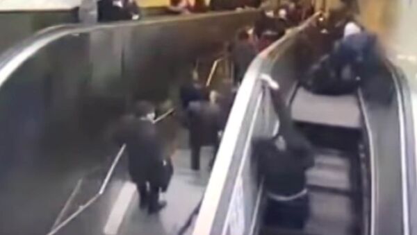 В Стамбуле неисправный эскалатор зажал мужчину — шокирующее видео - Sputnik Кыргызстан
