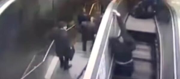 В Стамбуле неисправный эскалатор зажал мужчину — шокирующее видео - Sputnik Кыргызстан