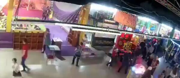 Начало пожара в Кемерово — видео с камеры наблюдения - Sputnik Кыргызстан