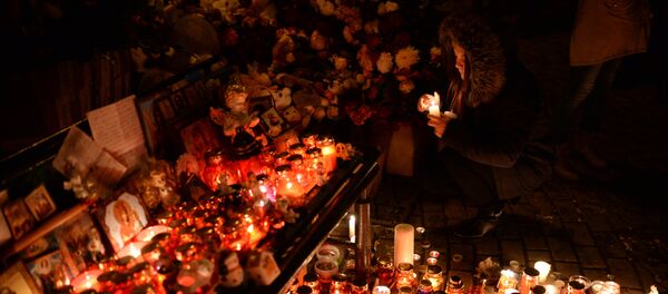 Жители зажигают свечи в память о погибших при пожаре в торговом центре Зимняя вишня в Кемерово. Жители зажигают свечи в память о погибших при пожаре в торговом центре Зимняя вишня в Кемерово. - Sputnik Кыргызстан