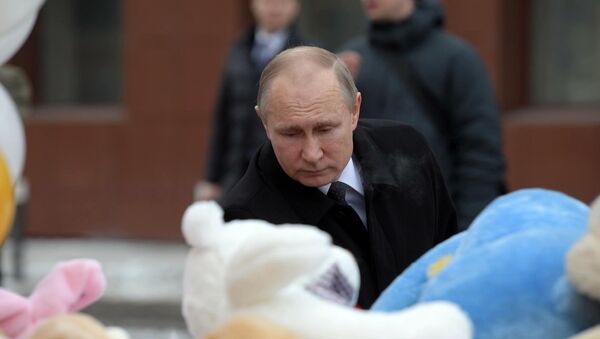 Президент РФ В. Путин почтил память погибших при пожаре в Кемерове - Sputnik Кыргызстан