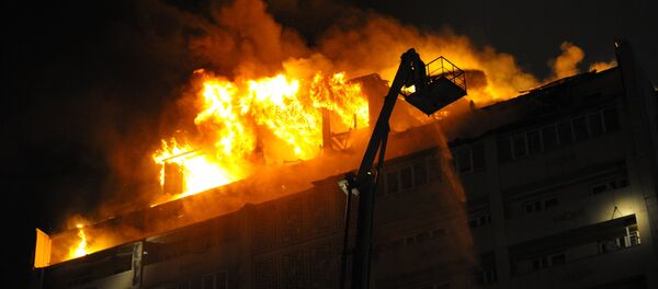 Пожар на крыше жилого дома. Архивное фото - Sputnik Кыргызстан