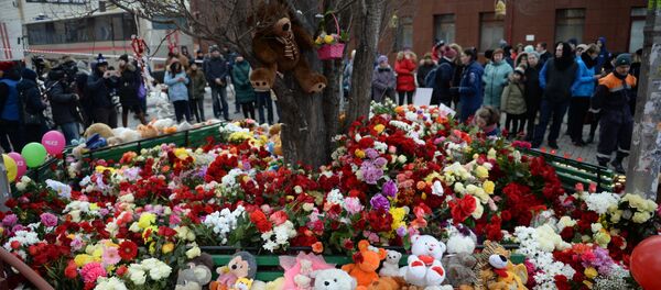 Цветы в память о погибших в ТЦ Зимняя вишня в Кемерово - Sputnik Кыргызстан