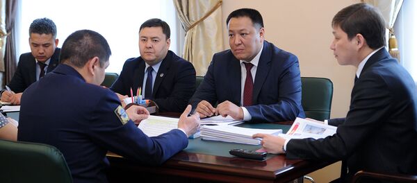 Премьер-министр Сапар Исаков жол коопсуздугу системасын реформалоо алгачкы жемишин бере баштаганын жумушчу кеңешмеде айтты - Sputnik Кыргызстан