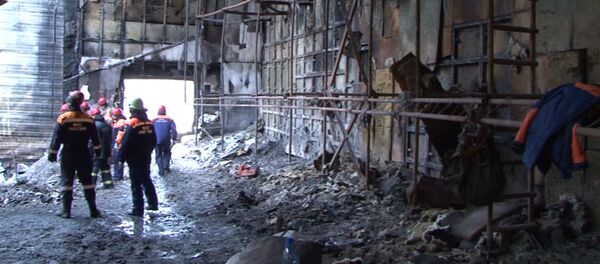 Сотрудники МЧС РФ в пострадавшем от пожара помещении ТЦ Зимняя вишня в Кемерово. Стоп-кадр с видео, предоставленного СК РФ - Sputnik Кыргызстан