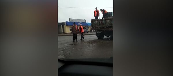 Бишкектеги айланма жолдогу аң-чөнөктөргө таш төгүлүүдө. Видео - Sputnik Кыргызстан