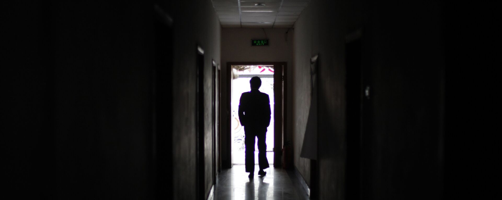 Силуэт мужчины идущего по коридору. Архивное фото - Sputnik Кыргызстан, 1920, 08.04.2021