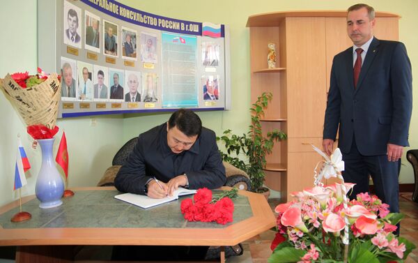 Сюда также пришли первый вице-мэр Оша Замирбек Аскаров и первый заместитель полпреда правительства в Ошской области Байыш Юсупов. - Sputnik Кыргызстан