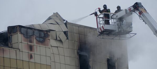 Пожар в торговом центре «Зимняя вишня» в Кемерово Пожар в торговом центре «Зимняя вишня» в Кемерово - Sputnik Кыргызстан