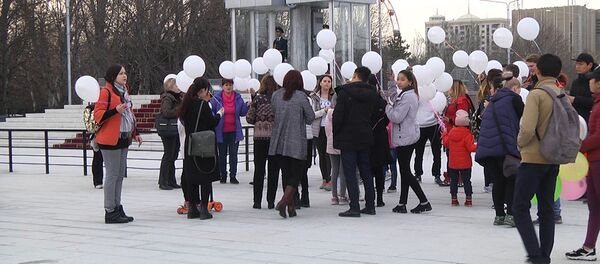 Трагедия в Кемерово: скорбящие бишкекчане выпустили в небо белые шары. Видео - Sputnik Кыргызстан