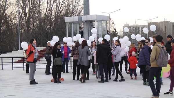 Трагедия в Кемерово: скорбящие бишкекчане выпустили в небо белые шары. Видео - Sputnik Кыргызстан