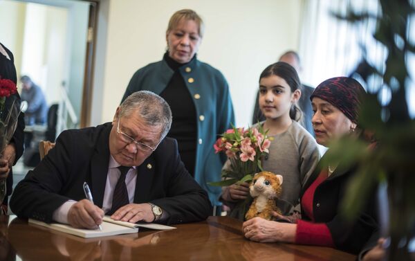Председатель Ассамблеи народа Кыргызстана Токон Мамытов оставляет запись в книге скорби в посольстве России в Бишкеке - Sputnik Кыргызстан