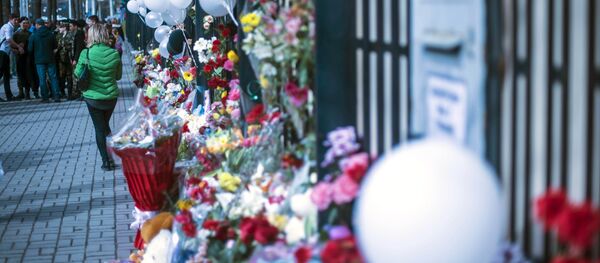 Цветы в память о погибших в посольстве России в Бишкеке Цветы в память о погибших в посольстве России в Бишкеке - Sputnik Кыргызстан