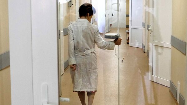 Врач в коридоре больницы. Архивное фото  - Sputnik Кыргызстан