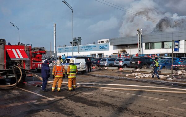 Пострадавших при пожаре на складе запчастей автоцентра в Санкт-Петербурге нет - Sputnik Кыргызстан