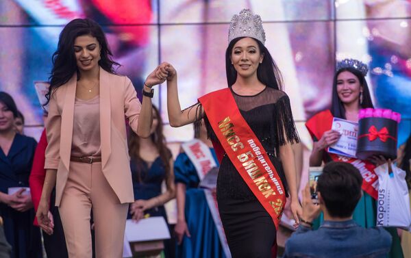 Сезим является участницей прошлогоднего смотра красоты Мисс Кыргызстан — 2017, где она удостоилась специального титула. - Sputnik Кыргызстан