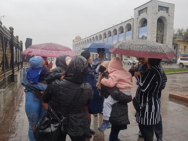 Митинг у здания Жогорку Кенеша с требованием увеличить размеры пособий - Sputnik Кыргызстан