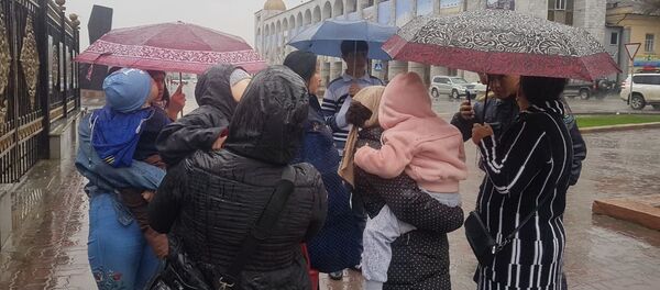 Митинг у здания Жогорку Кенеша с требованием увеличить размеры пособий - Sputnik Кыргызстан