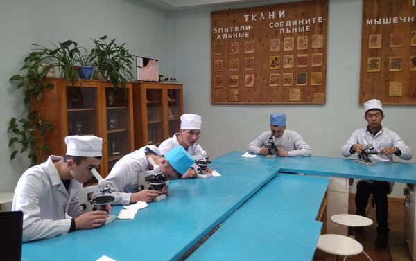 Они отправились в Костромскую государственную сельскохозяйственную академию (КГСХА), где отучатся один семестр и вернутся в свой вуз - Sputnik Кыргызстан