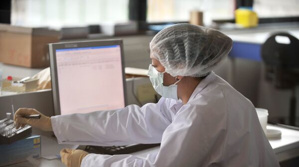 Сотрудник лаборатории проводит анализ ДНК. Архивное фото - Sputnik Кыргызстан