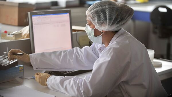 Сотрудник лаборатории проводит анализ ДНК. Архивное фото - Sputnik Кыргызстан