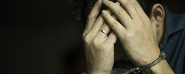 Мужчина в наручниках. Иллюстративное фото Мужчина в наручниках. Иллюстративное фото - Sputnik Кыргызстан