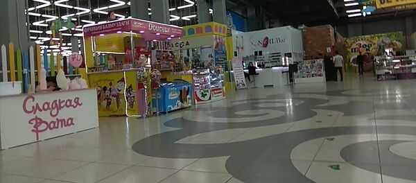 Бишкекчанин устроил рейд по ТРЦ, проверив их пожаробезопасность, — видео - Sputnik Кыргызстан