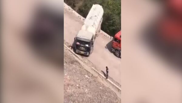 В Китае водитель грузовика совершил опасный разворот над обрывом — видео - Sputnik Кыргызстан