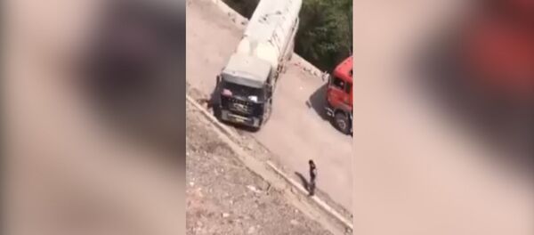 В Китае водитель грузовика совершил опасный разворот над обрывом — видео - Sputnik Кыргызстан