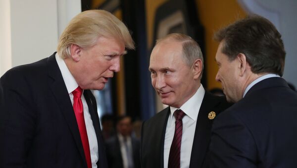 Президент РФ Владимир Путин и президент США Дональд Трамп. Архивное фото - Sputnik Кыргызстан