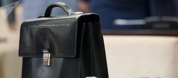 Портфель на рабочем столе - Sputnik Кыргызстан