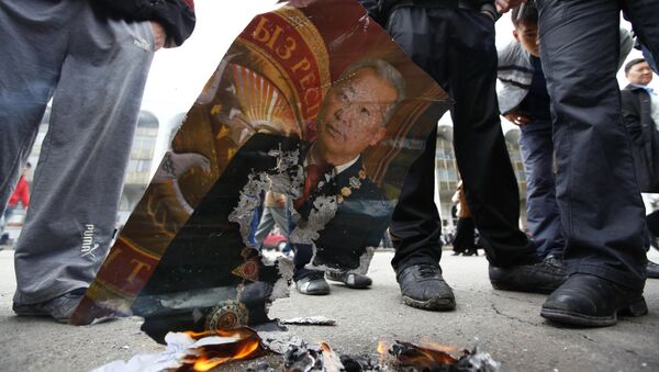 Митингующие сжигают портрет президента Кыргызстана Курманбека Бакиева. 8 апреля 2010 года - Sputnik Кыргызстан