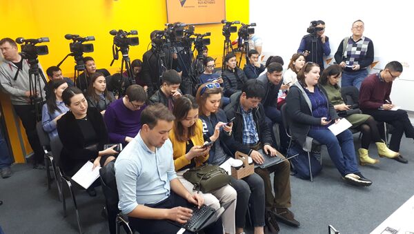 Журналисты на пресс-конференции Генеральная прокуратура о борьбе с коррупцией в правоохранительных органах в мультимедийном пресс-центре Sputnik Кыргызстан - Sputnik Кыргызстан