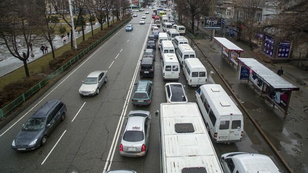 Общественный транспорт на оной из улиц Бишкека. Архивное фото - Sputnik Кыргызстан