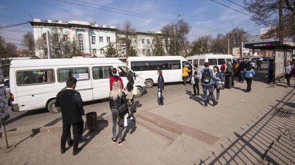 Люди на одной из остановок Бишкека ждут транспорт. Архивное фото - Sputnik Кыргызстан