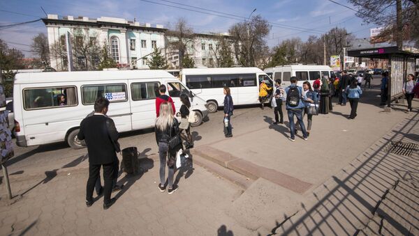 Люди на одной из остановок Бишкека ждут транспорт. Архивное фото - Sputnik Кыргызстан