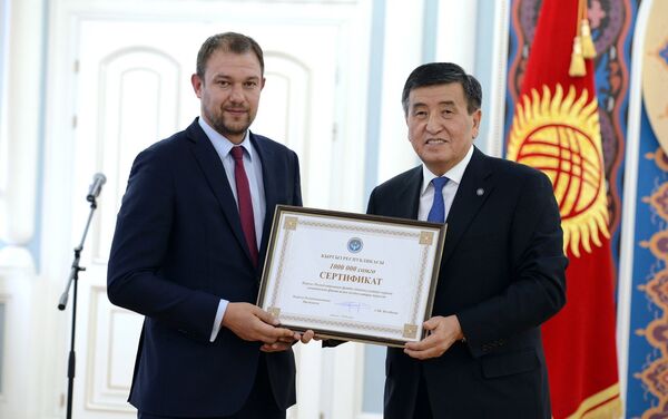 Президент вручил сборной команде Кыргызстана по футболу сертификат на 1 миллион сомов и заверил, что государство окажет спортсменам всяческую поддержку - Sputnik Кыргызстан