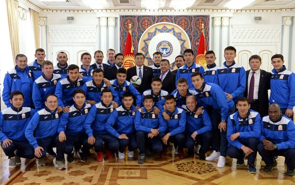 Глава государства поздравил команду с прохождением на Кубок Азии, который пройдет в 2019 году в Объединенных Арабских Эмиратах и поблагодарил спортсменов за этот успех - Sputnik Кыргызстан