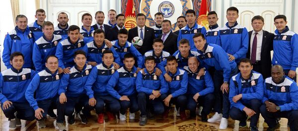 Президент Сооронбай Жээнбеков встретился со сборной командой Кыргызстана по футболу - Sputnik Кыргызстан