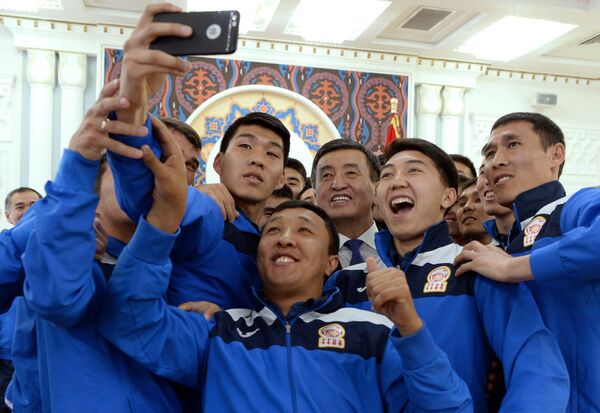 Президент Сооронбай Жээнбеков встретился со сборной командой Кыргызстана по футболу - Sputnik Кыргызстан
