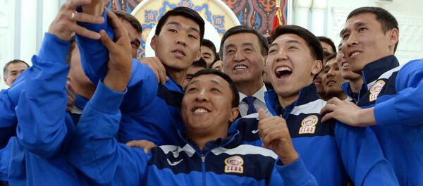 Президент Сооронбаев Жээнбеков Кыргызстандын футбол боюнча улуттук курама командасынын оюнчулары жана машыктыруучулары менен жолукту - Sputnik Кыргызстан