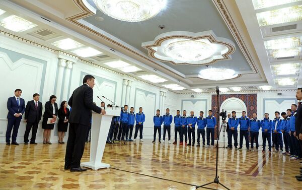 Президент Сооронбай Жээнбеков встретился со сборной командой Кыргызстана по футболу - Sputnik Кыргызстан