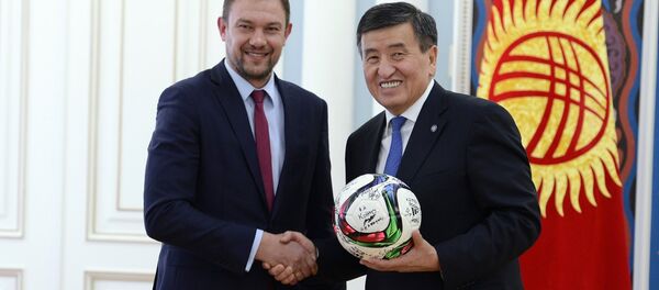 Президент Сооронбай Жээнбеков встретился со сборной командой Кыргызстана по футболу - Sputnik Кыргызстан