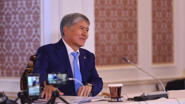 Алмазбек Атамбаев КСДП партиясынын XVII съездинен соң өткөн брифинг учурунда - Sputnik Кыргызстан
