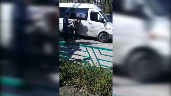 В Бишкеке подрались водители маршрутки и легковушки — видео очевидца - Sputnik Кыргызстан