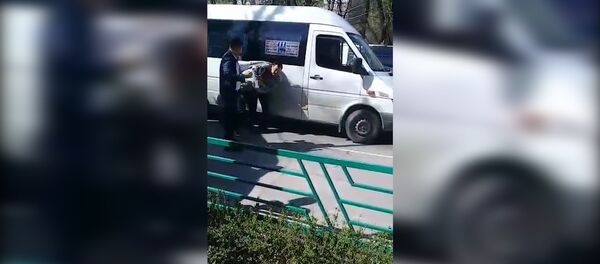 Бишкекте маршрутка менен жеңил унаа айдоочулары мушташа кетти. Күбөнүн видеосу - Sputnik Кыргызстан