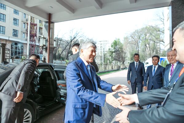 Алмазбек Атамбаев съездге саат туура 10:00дө келди - Sputnik Кыргызстан