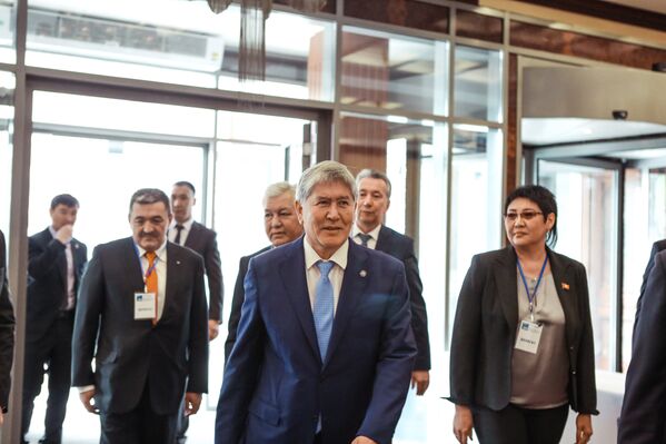Алмазбек Атамбаевди жыйын боло турчу жерден партиянын саясий кеңешинин мүчөлөрү тосуп алды - Sputnik Кыргызстан