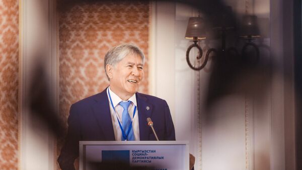 Экс-президент Алмазбек Атамбаев КСДПнын съездинен соон журналисттерге жооп берип жаткан учурда - Sputnik Кыргызстан
